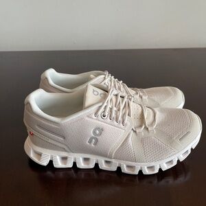 Women’s On Clouds Size 7.5